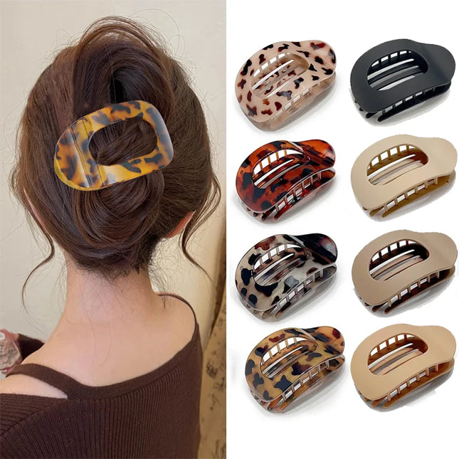 Pinza de Pelo Plana Ovalada detalle del estampado de leopardo