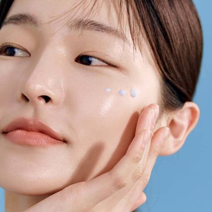 Crema Calmante Azul Guaiazulena Klairs aplicación sobre el rostro.