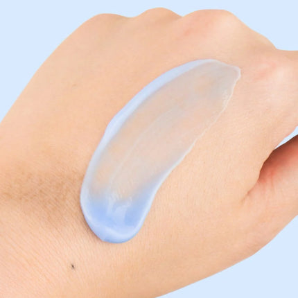 Crema Calmante Azul Guaiazulena Klairs aplicación sobre el rostro.