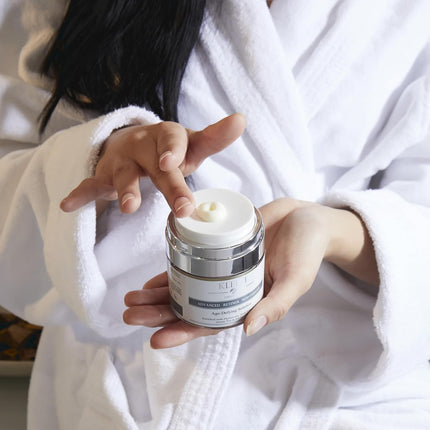 Crema Antiarrugas de Noche aplicación en el rostro